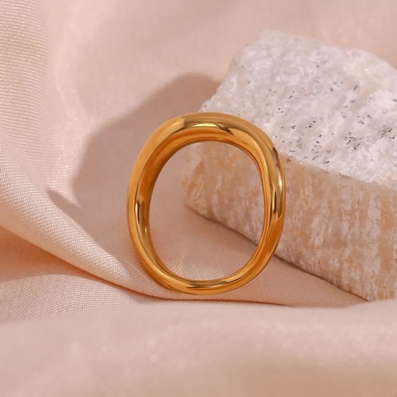 New: 18K Gold Plated Minimalist Water Wave Ring - Picture 4 of 8